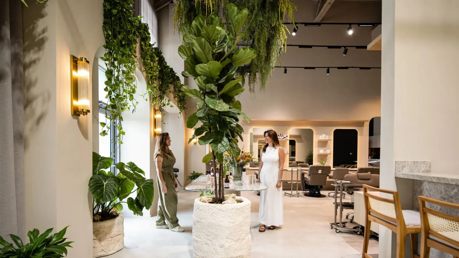 Salão do projeto COMMERCIAL HS, de Paula Ambrosio Interiors