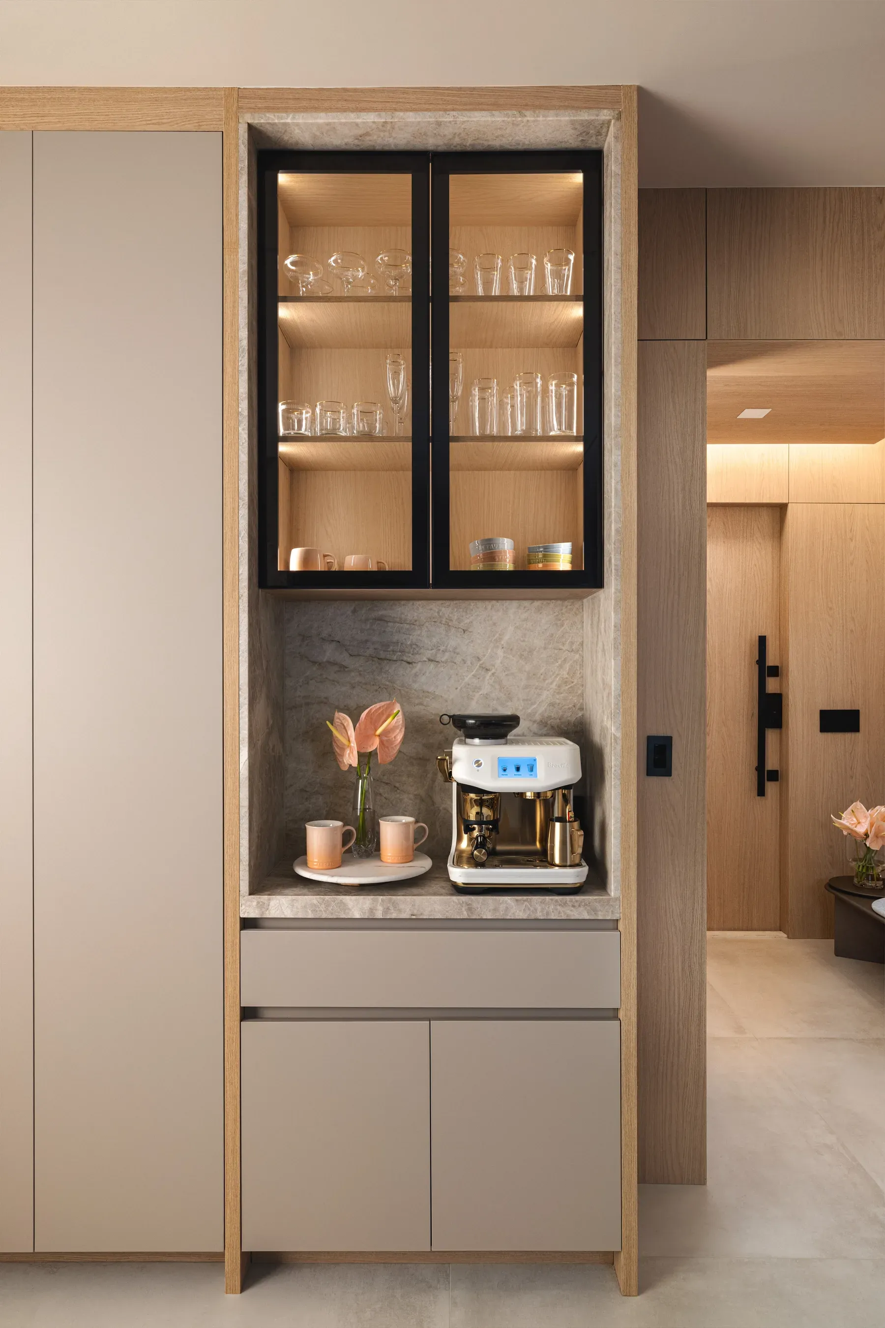 Warm wood and stone details in the HOME A&A project by Paula Ambrosio.