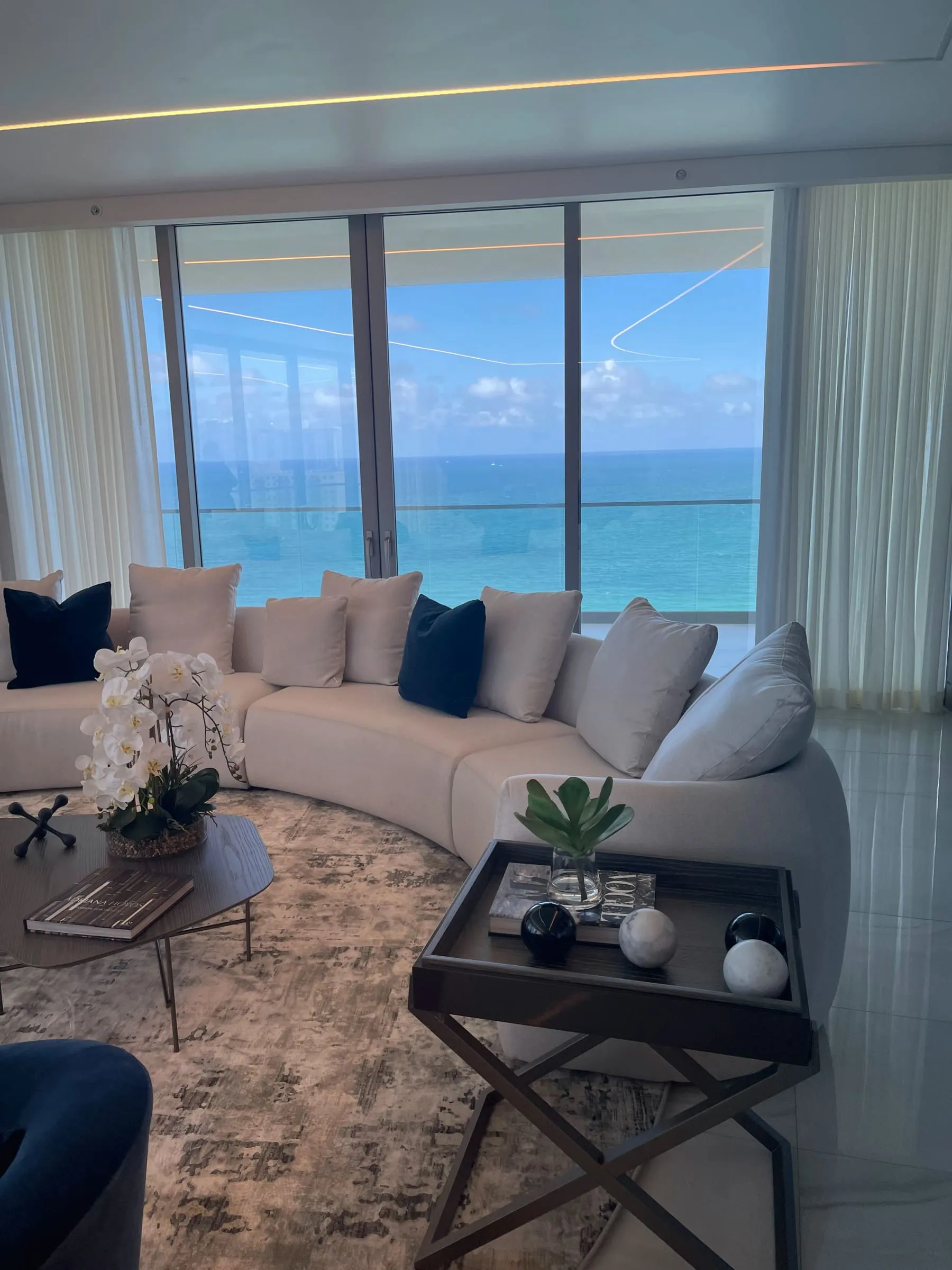 Coastal Luxury Living in Miami: Natural Materials, Light Woods and Timeless Oceanfront Design