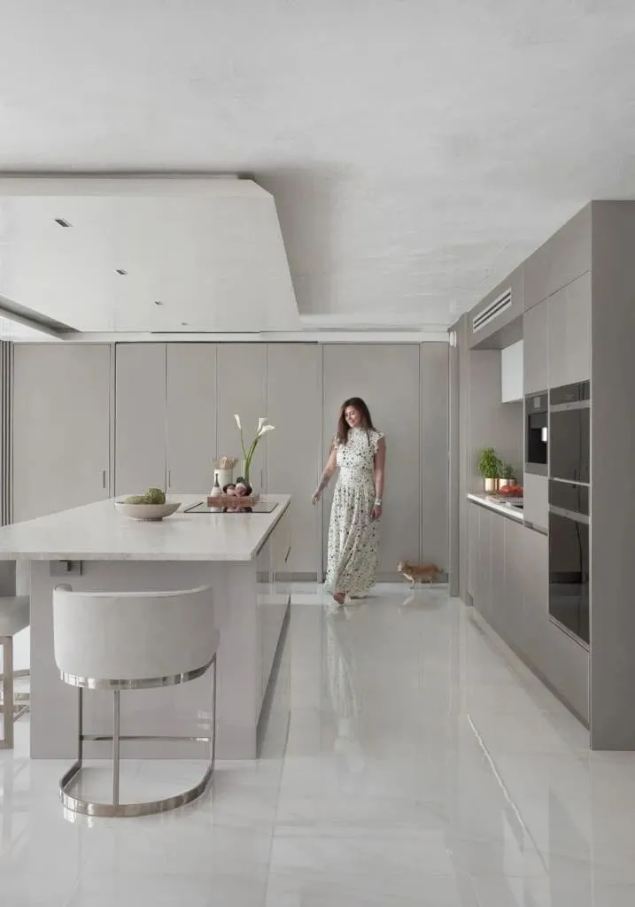 Coastal Luxury Living in Miami: Natural Materials, Light Woods and Timeless Oceanfront Design