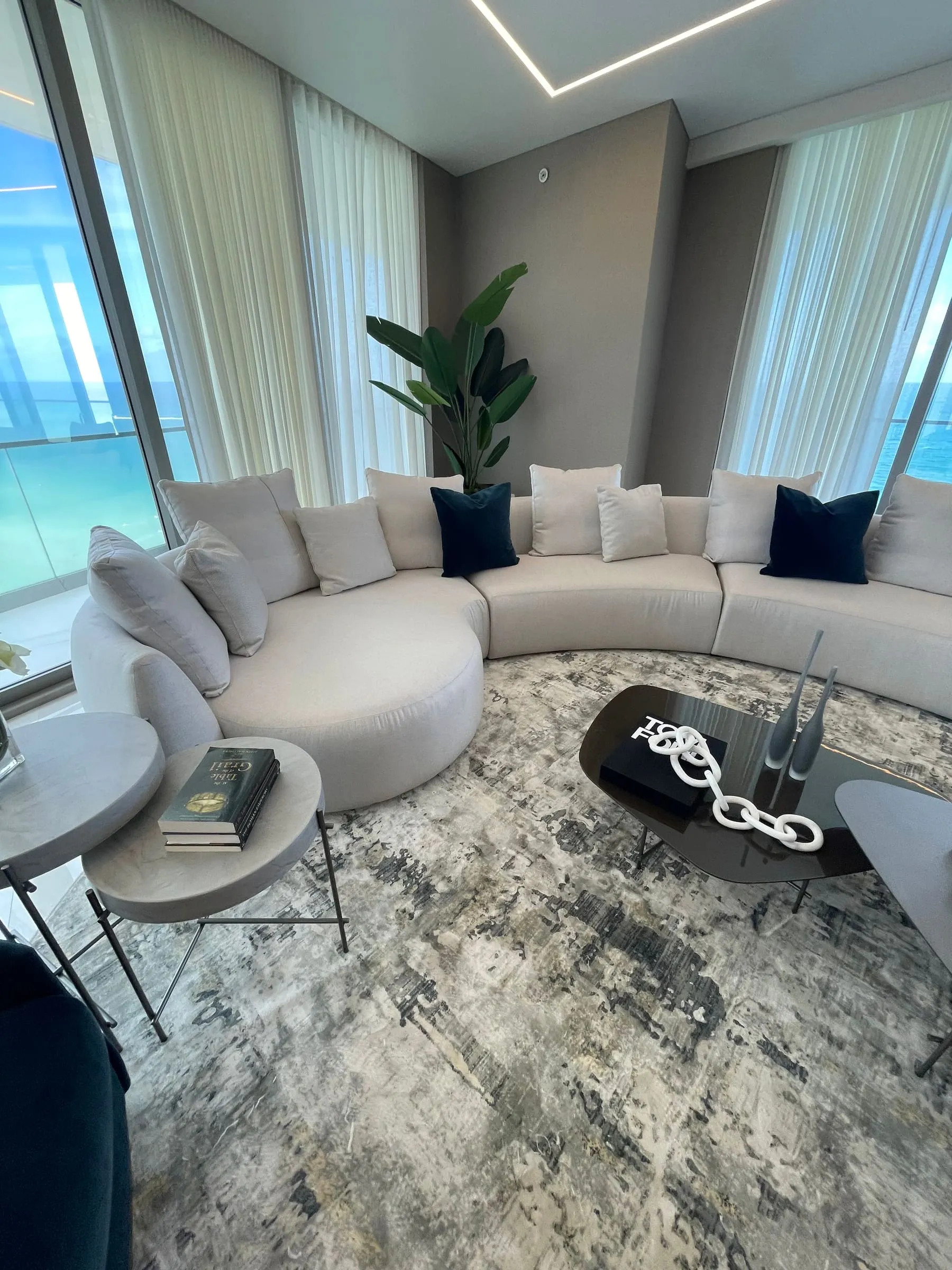 Coastal Luxury Living in Miami: Natural Materials, Light Woods and Timeless Oceanfront Design