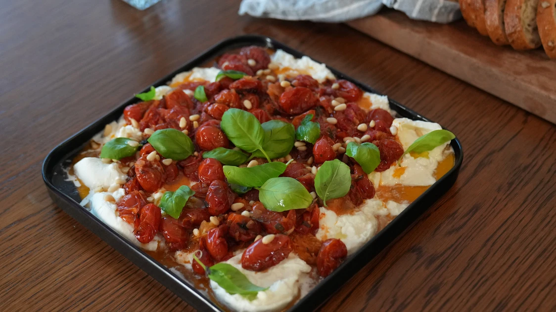 Burrata rústica com tomates e manjericão