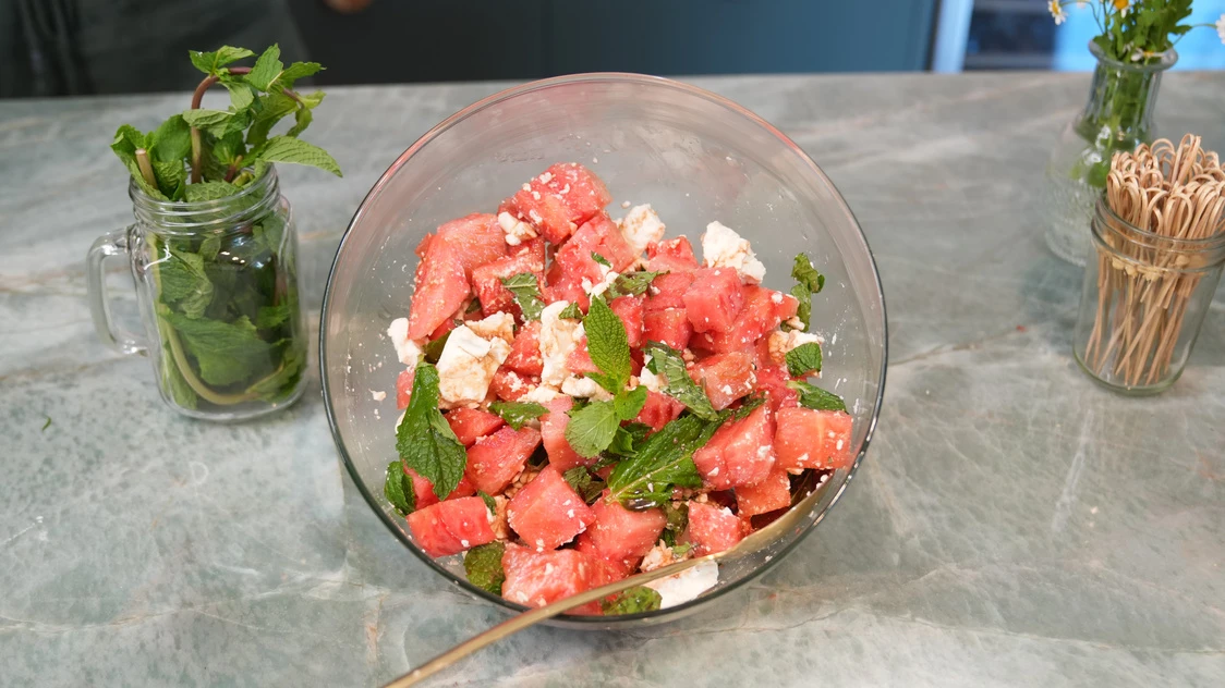 Salada de melancia com queijo feta e hortelã