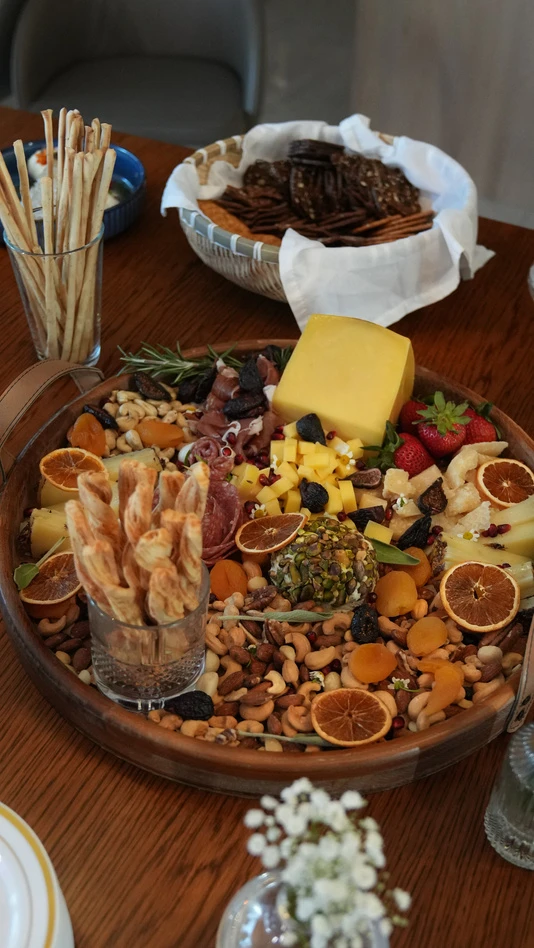 Tábua de frios da Paula com queijos, frutas secas e acompanhamentos